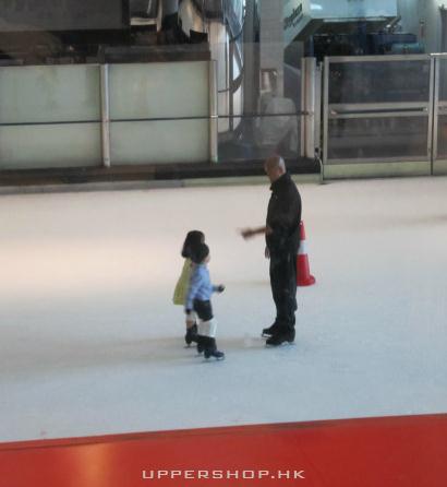 小朋友學溜冰